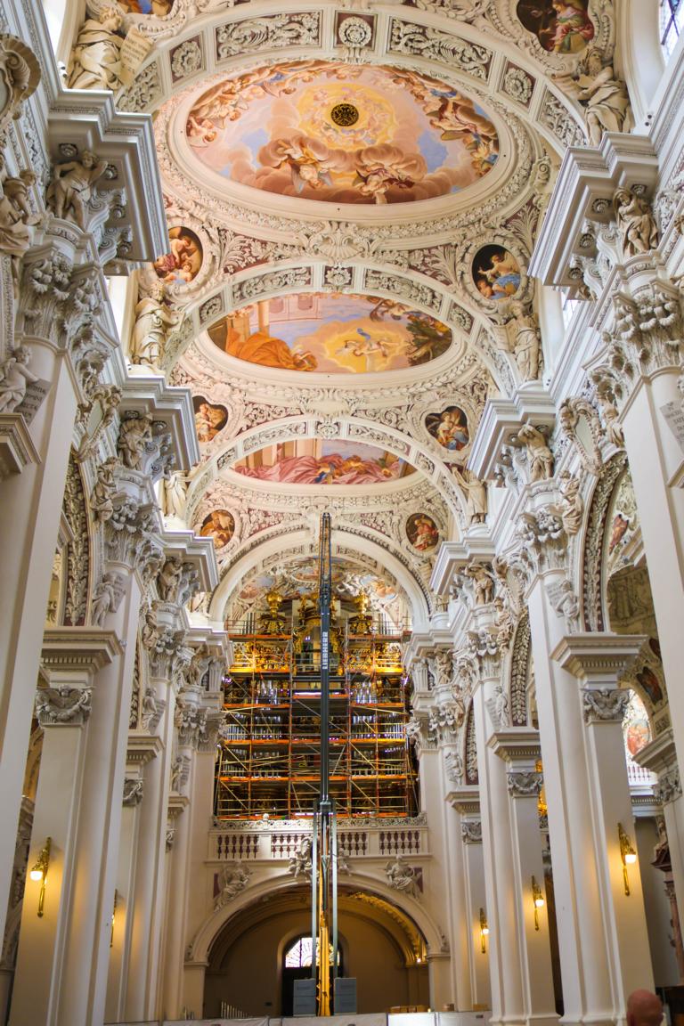 Während der Blick zur Decke die meisterhaften Barockstuckaturen offenbart, zeugt das Baugerüst im Kirchenschiff von der laufenden Sanierung der berühmten Domorgel