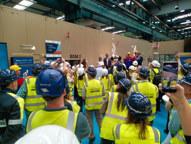 Feierlicher Moment in der Halle BSM 2 der Meyer Werft in Papenburg. Beim Stahlschneiden der Baunummer S. 723 versammeln sich geladene Gäste, um den offiziellen Startschuss für den Bau des neusten Disney-Kreuzfahrtschiffs gemeinsam zu begehen