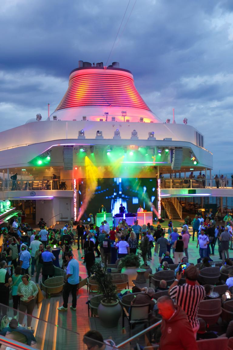Ausgelassene Stimmung bei der Silent Party auf dem Pooldeck der „Mein Schiff Relax“