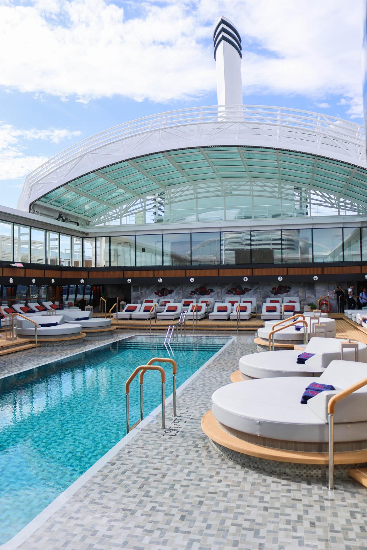 Der wettergeschützte The Conservatory Pool der „EXPLORA III“ lädt bei jedem Wetter zum Baden ein. Das einziehbare Glasdach, das bei diesem Schiff erstmals aus vier Elementen besteht, lässt sich je nach Wetterlage öffnen und schließen