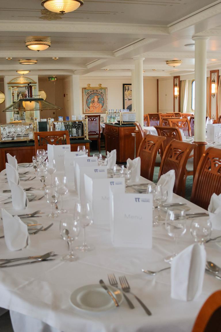 © RLI / APRO	Das Restaurant auf dem Hauptdeck bietet ausreichend Platz. Die Gäste nehmen während der Reise an fest zugewiesenen Tischen Platz. Der größte Tisch wurde auf dieser Reise der Radlergruppe zugewiesen.