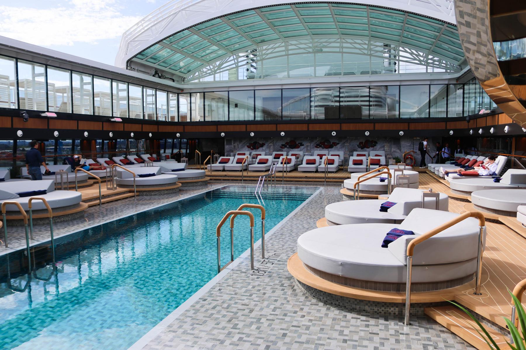 Der wettergeschützte The Conservatory Pool der „EXPLORA III“ lädt bei jedem Wetter zum Baden ein. Das einziehbare Glasdach, das bei diesem Schiff erstmals aus vier Elementen besteht, lässt sich je nach Wetterlage öffnen und schließen