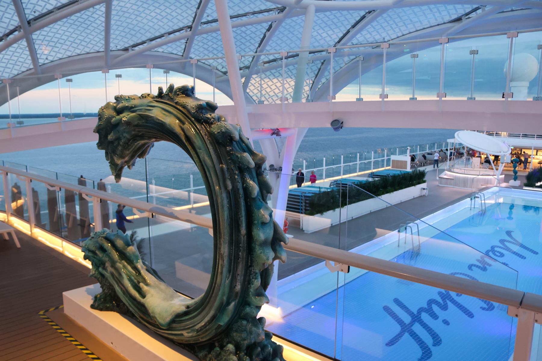 Auf Deck 18, direkt über dem Pooldeck, wartet der perfekte Spot für ein maritimes Erinnerungsfoto an Bord der „Mein Schiff Relax“