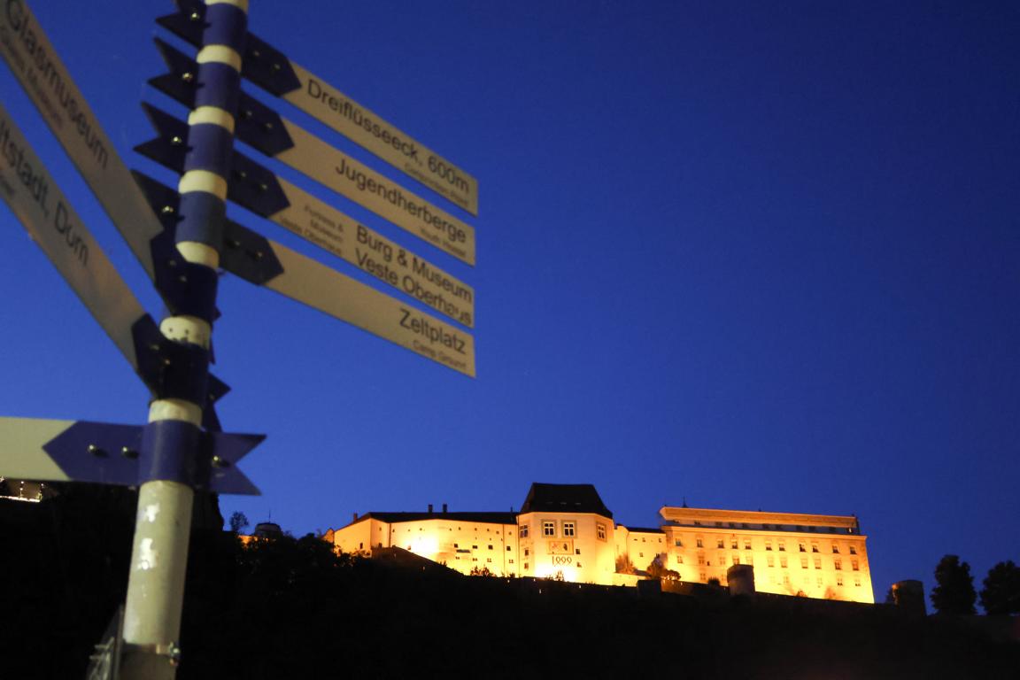 Wenn die Dämmerung Passau in tiefes Blau hüllt, erstrahlt die geschichtsträchtige Veste Oberhaus über Donau, Inn und Ilz