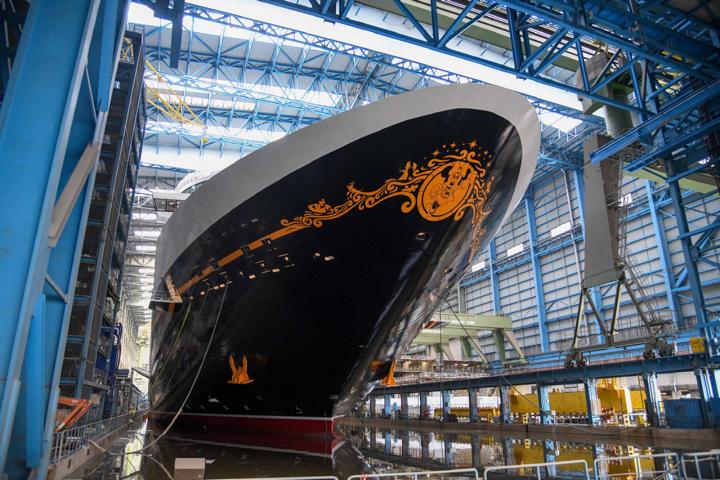 Der imposante Bug der Disney Destiny wird vom filigranen Design-Element Hero Minnie geschmückt, die gekleidet mit Heldenumhang und einem „M“ als Heldensymbol auf der Brust dargestellt ist. Das Schiff steht kurz vor dem sogenannten Floating Out in der geöffneten Bauhalle der Meyer Werft in Papenburg © DISNEY CRUISE LINE