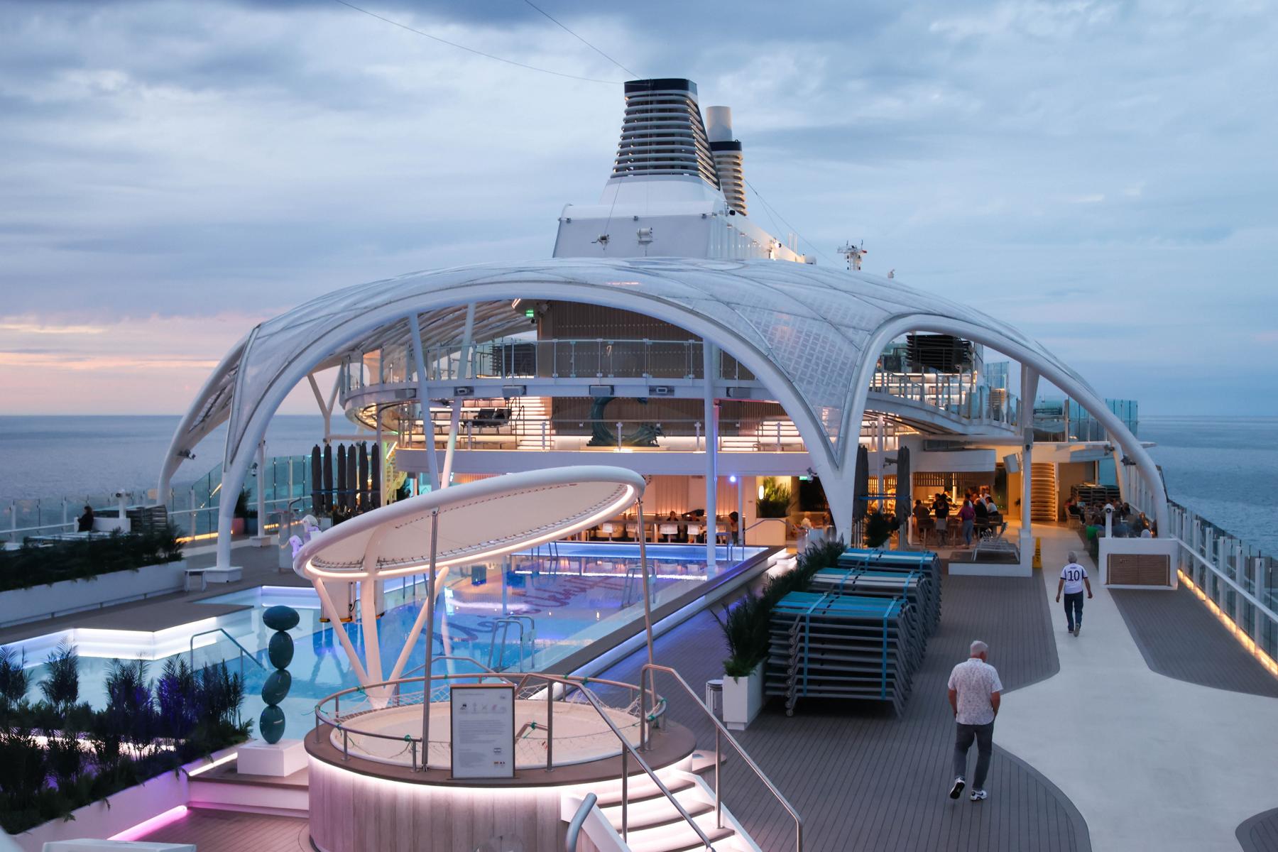Das großzügige Pooldeck auf der „Mein Schiff Relax“ ist der perfekte Platz für eine erfrischende Auszeit unter freiem Himmel