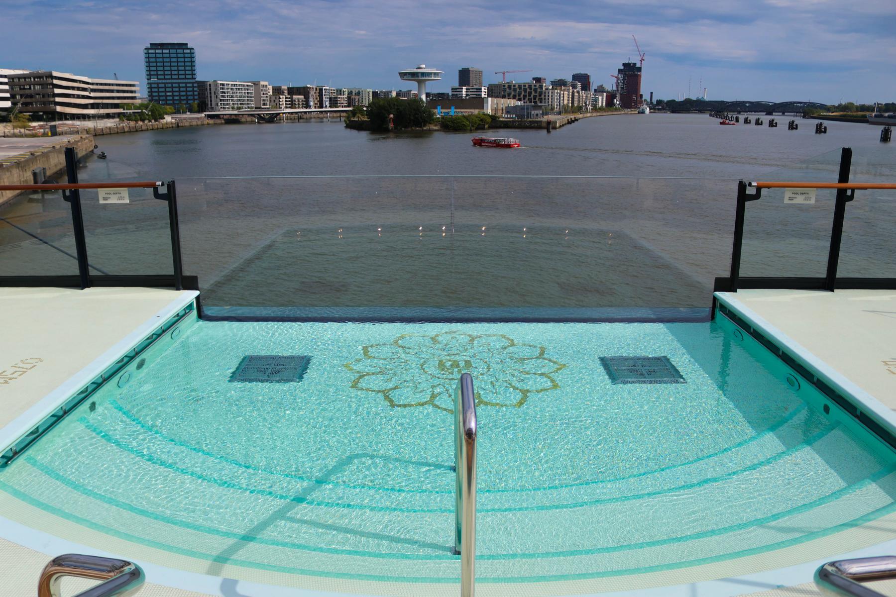 Ein echter Hingucker an Bord: Der Infinity-Pool am Heck auf Deck fünf der „EXPLORA III“ scheint mit seiner endlosen Wasserlinie direkt in die Elbe überzugehen – ein beliebtes Fotomotiv
