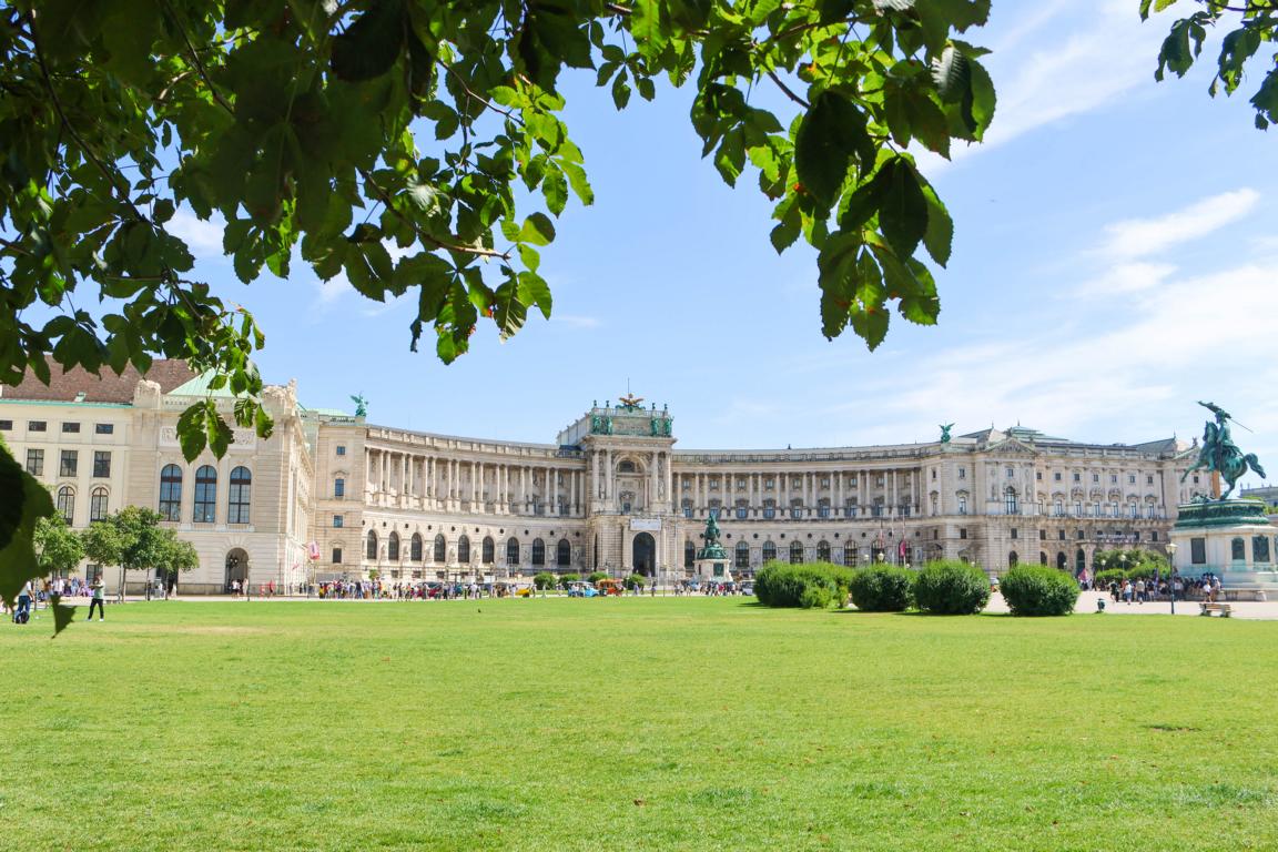 Während die gewaltige Fassade der Hofburg pure imperiale Macht ausstrahlt, gewährt das integrierte Sisi Museum Einblicke in das Privatleben von Kaiserin Elisabeth