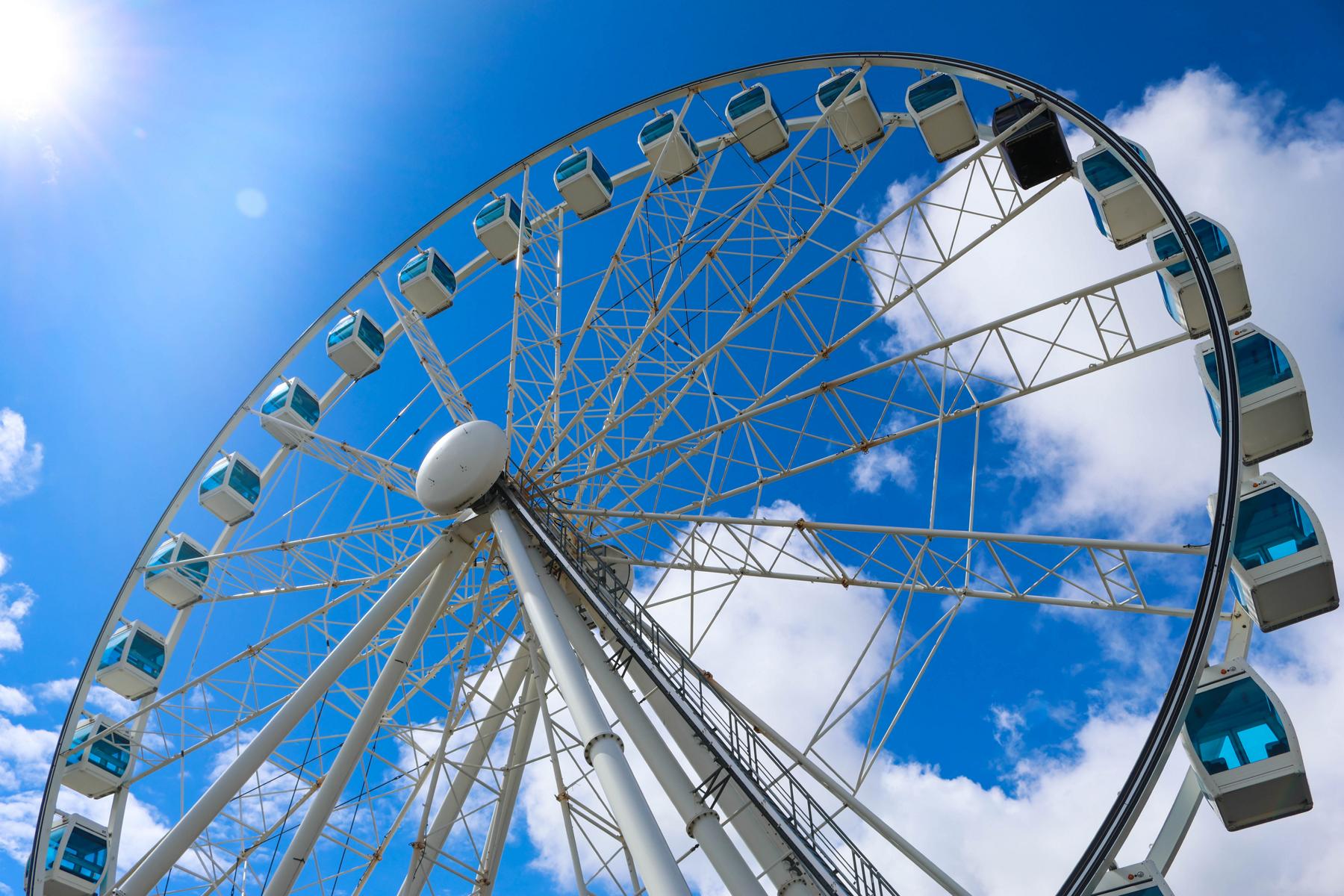 Aus der Perspektive von unten wirkt das SkyWheel Helsinki besonders imposant. Das hochmoderne Riesenrad ist ganzjährig geöffnet