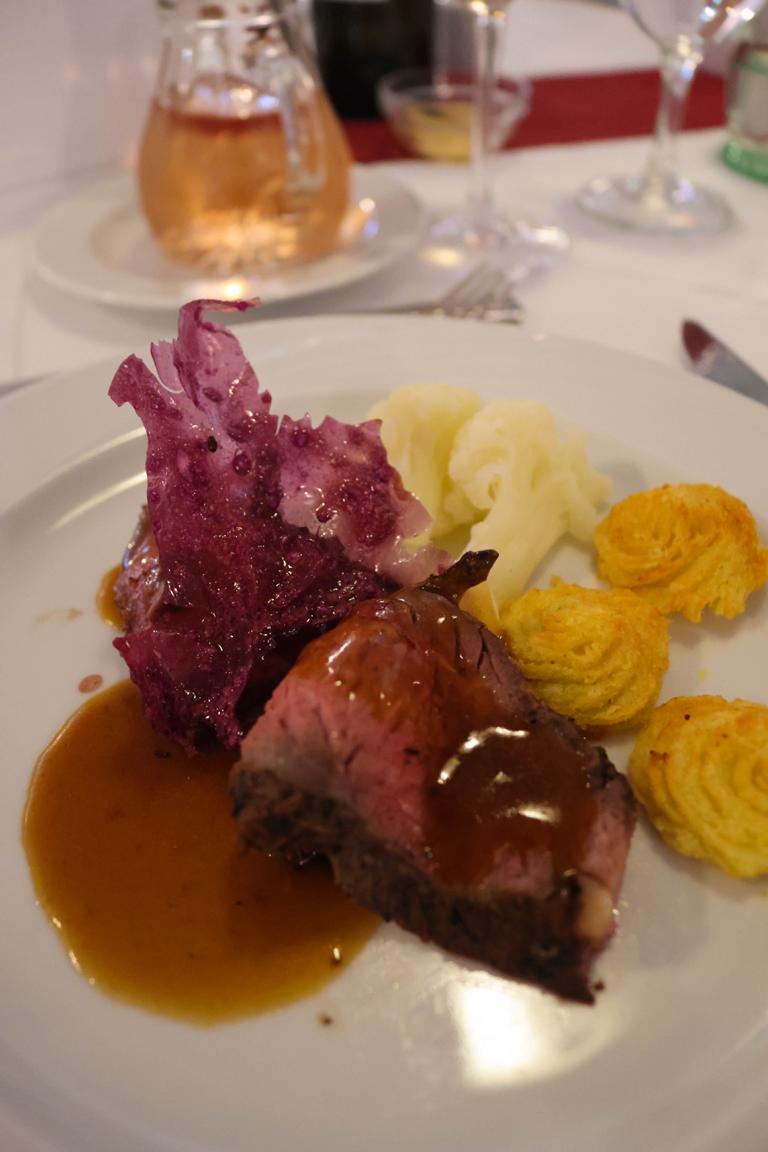 Beim festlichen Gala-Dinner wird unter anderem als Hauptgang Black-Angus-Rinderrücken mit Safran-Rosmarin-Jus, Herzogin-Kartoffeln und Blumenkohl serviert
