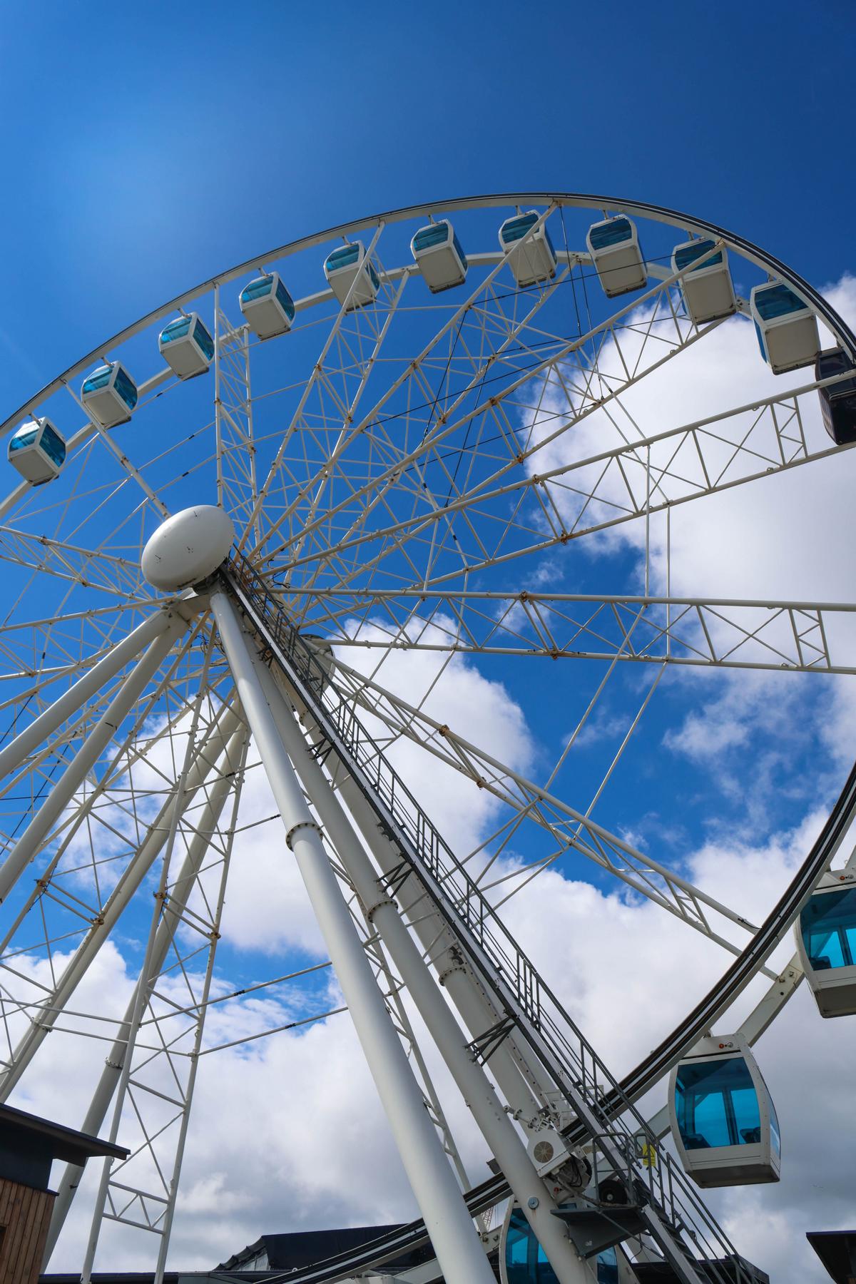 Aus der Perspektive von unten wirkt das SkyWheel Helsinki besonders imposant. Das hochmoderne Riesenrad ist ganzjährig geöffnet