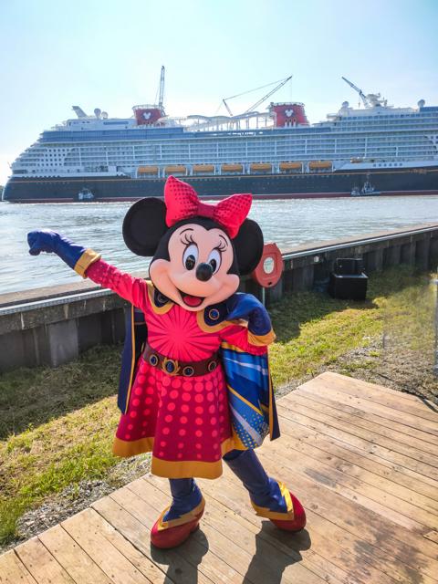 Magischer Moment auch für Hero Minnie vor der brandneuen Disney Destiny. Das Schiff steht unter dem Motto „Heroes and Villains“, Helden und Schurken. Gäste begegnen den Helden und Gegenspielern bei Shows und Überraschungsauftritten an Bord