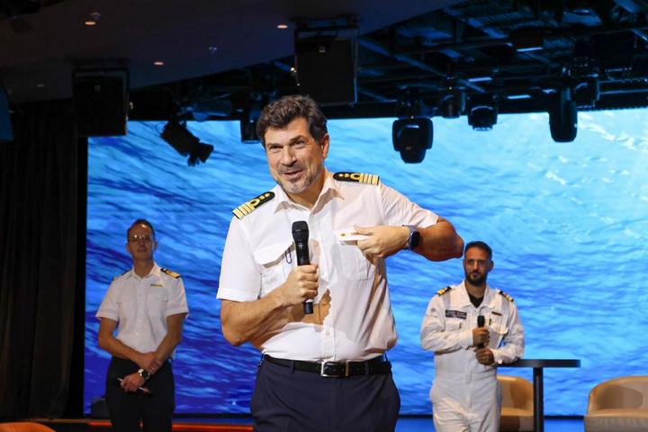 Kapitäns-Fragestunde auf der Explora I am Ende der Reise. Von links: Maarten Smeets (General Manager), Enrico Saderi (Chief Engineer)