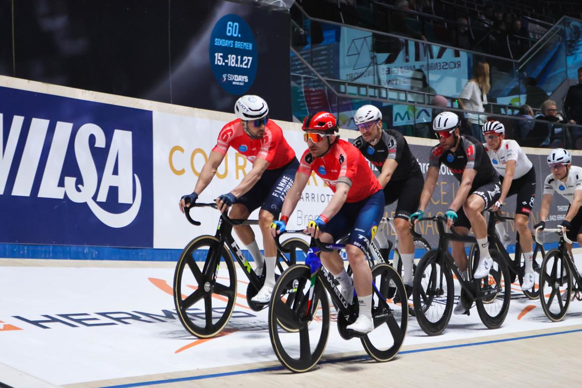 24 Fahrer während der Sixdays kämpfen um das Treppchen. Ganz vorne in roten Trikots das starke Fahrerpaar aus Italien Simone Consonni und Michele Scartezzini. Dahinter Roger Kluge und Moritz Augenstein und Straßenprofi Nils Politt mit dem Dänen Matias Malmberg.