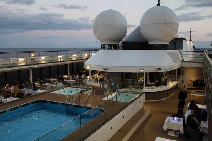 Klein aber fein. Das Pooldeck der WORLD VOYAGER