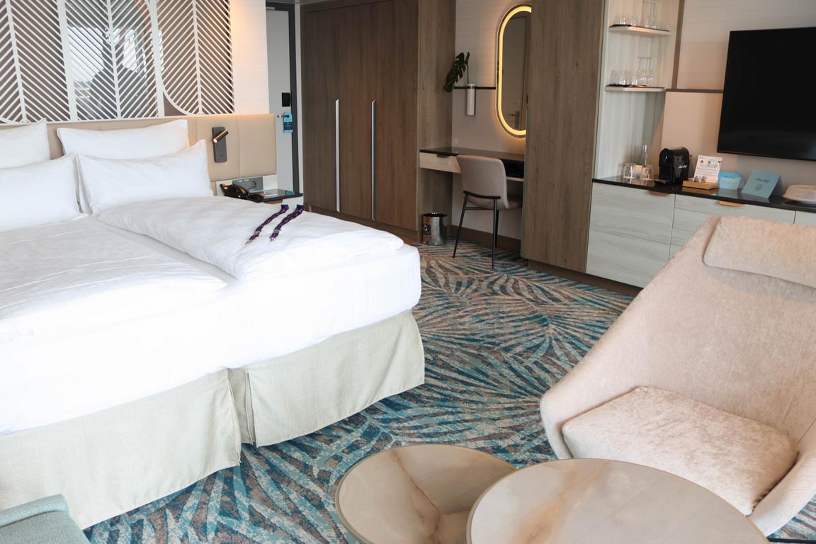 Neben einem komfortablen Doppelbett gibt es in der „Schöne Aussicht Suite „14212 auf Deck 14 einen gemütlichen Wohnbereich