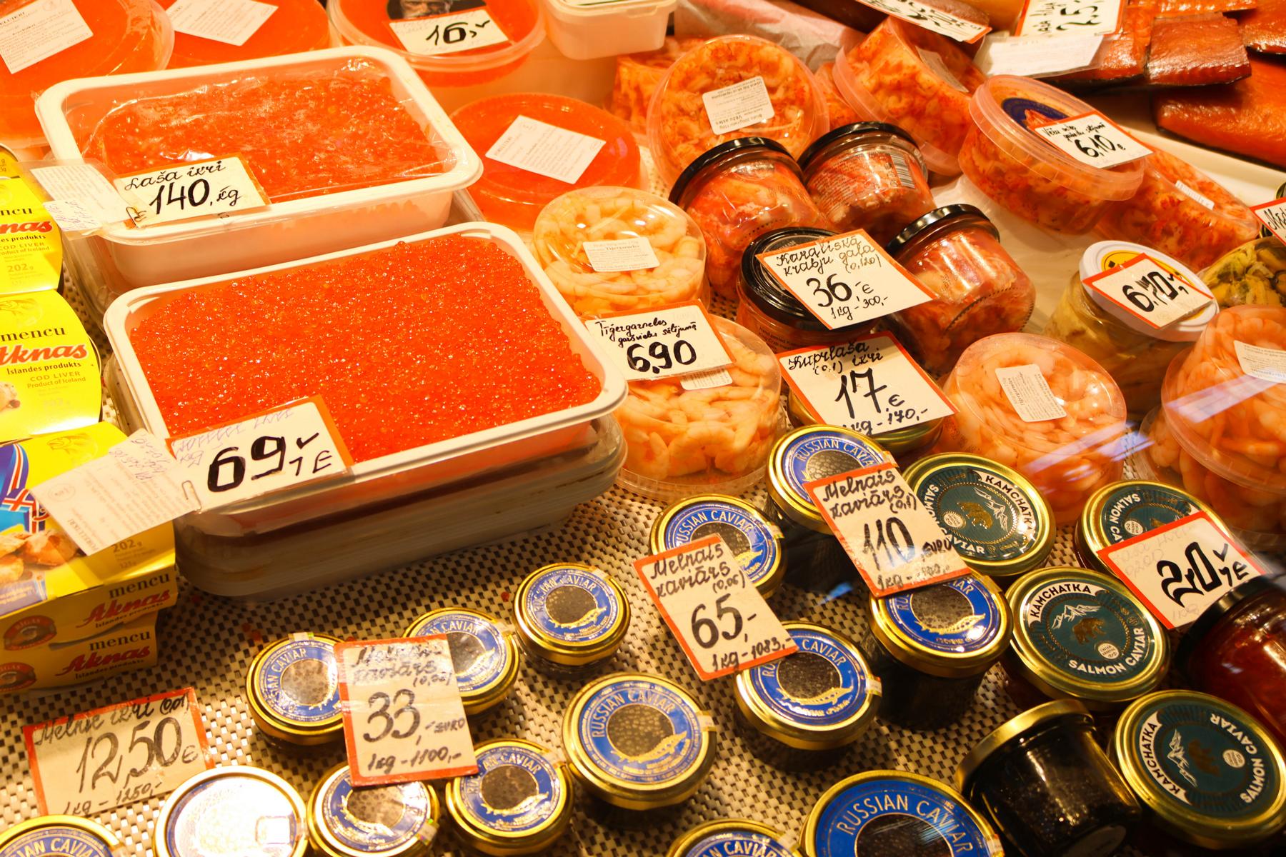 Lachskaviar, schwarzer Kaviar und Königskrabbenfleisch: In Rigas Zentralmarkt wird die ganze Vielfalt baltischer und russischer Delikatessen präsentiert