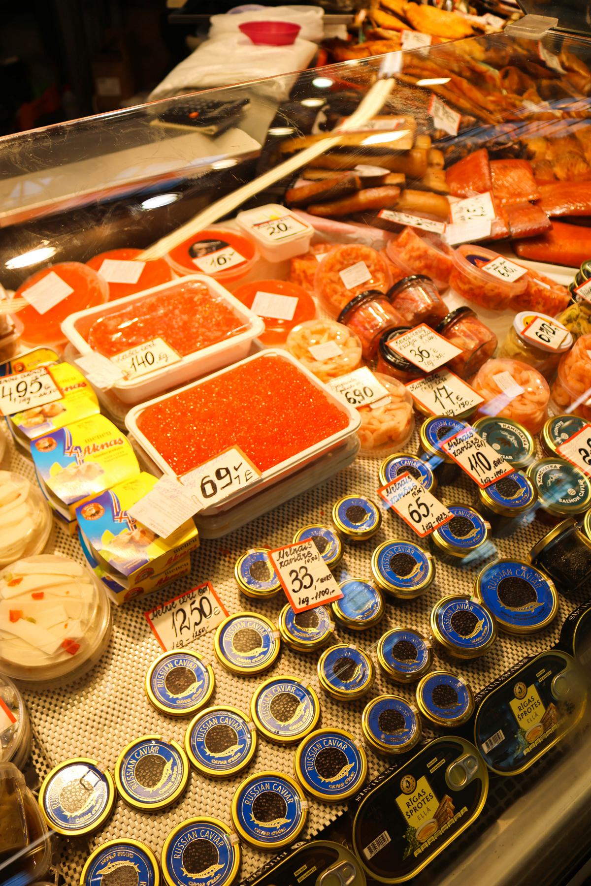 Lachskaviar, schwarzer Kaviar und Königskrabbenfleisch: In Rigas Zentralmarkt wird die ganze Vielfalt baltischer und russischer Delikatessen präsentiert