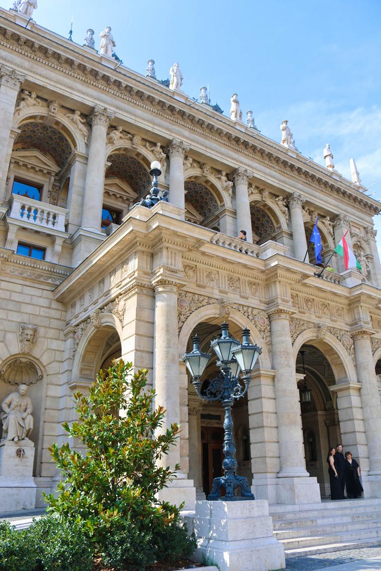 Die 1884 an der Prachtstraße Andrássy ùt eröffnete Ungarische Staatsoper ist ein prunkvolles Vermächtnis der Donaumonarchie. Kaiser Franz Joseph I. finanzierte den Bau unter der Bedingung, das Wiener Pendant nicht zu übertreffen. Architekt Mikós Ybl hielt sich an die Vorgabe und schuf ein neoklassizistisches Meisterwerk, das Wien an Prunk in nichts nachsteht aber bis heute weltweit zu den akustisch brillantesten Häusern zählt