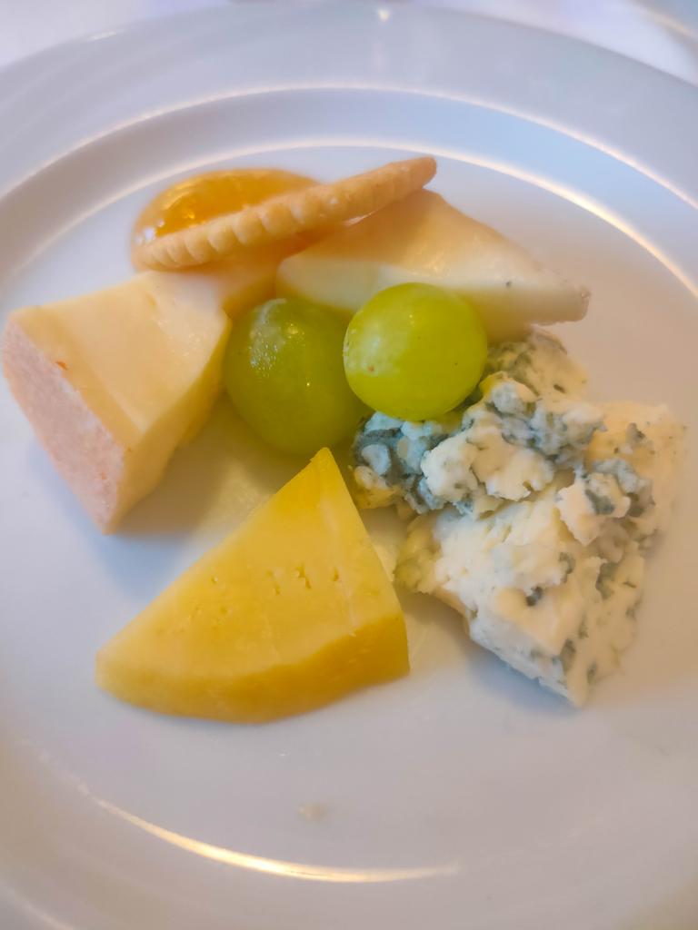 Als eine von drei Dessertvariationen wird eine internationale Käseauswahl serviert. Die Komposition aus Chaumes, Dana Blue, Brie de Meaux, Münster, Salzkräcker, Chutney und Trauben rundet das Abenddinner ab