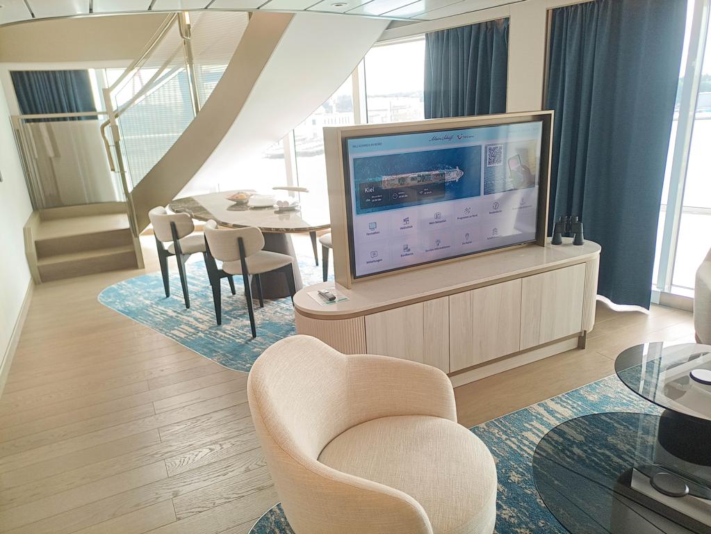 Die „Große Freiheit Suite“ auf Deck 9 und 10 bietet 88 Quadratmeter Wohnfläche. Diese Luxus-Suite erstreck sich über zwei Decks, bietet Platz für bis zu 6 Personen und gibt es nur zweimal an Bord der „Mein Schiff Relax“