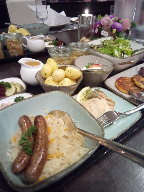 Schüsselerlebnisse – u.a. mit Lausitzer Fischbouillon, Geräucherte Forelle u. Gemüsemeerrettich, Kahrener Wildbratwurst auf Kraut, Welsfilet, Kalbstafelspitz uvm.