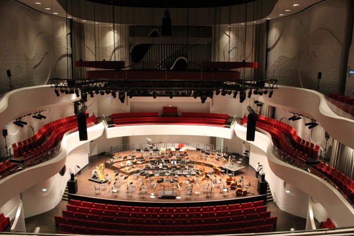 Die Höhe der 36 Tonnen schweren frei hängenden Akustiksegel definiert die Akustik. Sie werden je nach Orchestergröße eingestellt