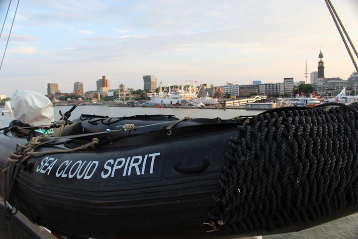 Auch für eine Metropole wie Hamburg ist das Einlaufen des 3-Mast-Vollschiffes nicht alltäglich