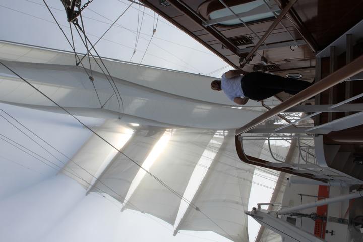 Segeln im Nebel. Der Nebel streift durch die gesetzten Segel