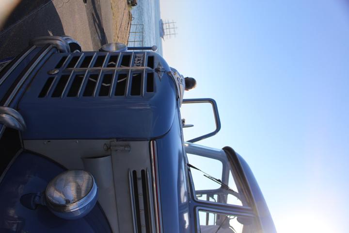 Oldi meets Tradition. Der Borgward Bus aus dem Jahr 1952 wartet auf die Reisegruppe von der Windjammer Sea Cloud Spirit